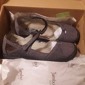 JBU 8 1/2 wide womans shor